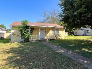 916 Poindexter Avenue, Cleburne, TX 76033