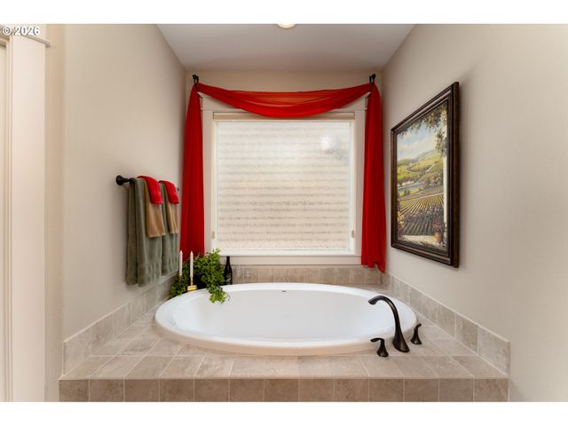 5123 E LONGEST Dr, Newberg, OR 97132