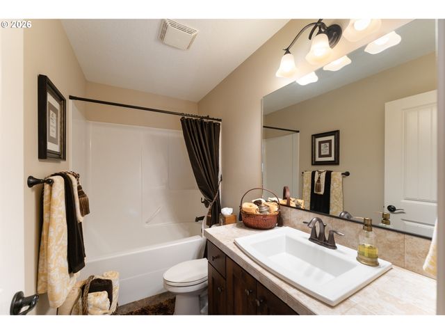 5123 E LONGEST Dr, Newberg, OR 97132