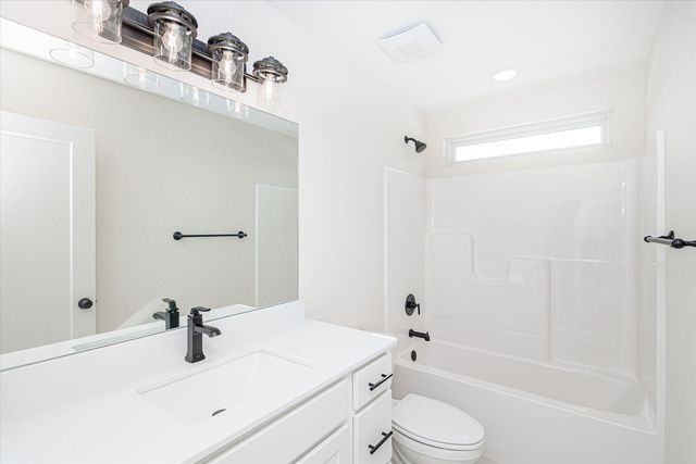 5800 HARVEST LEAF DR, Columbia, MO 65202