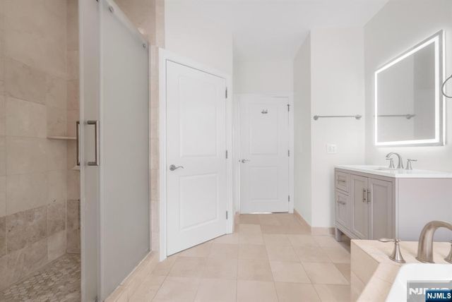 1 Regency Place, Weehawken, NJ 07086