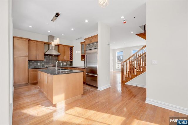 1 Regency Place, Weehawken, NJ 07086