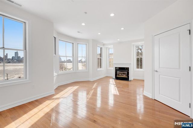 1 Regency Place, Weehawken, NJ 07086