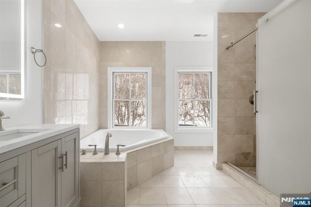 1 Regency Place, Weehawken, NJ 07086