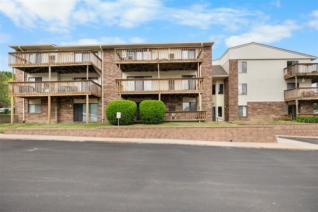 875 S Pontiac Trail 207, Walled Lake, MI 48390