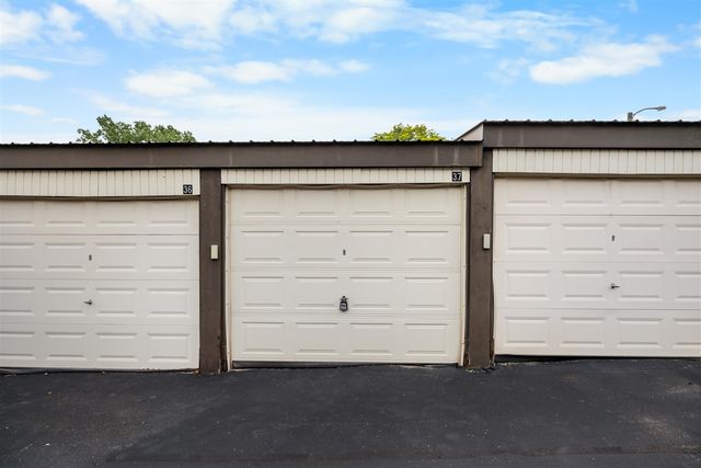 875 S Pontiac Trail 207, Walled Lake, MI 48390