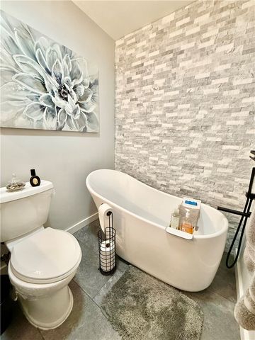 194 Woodhawk Ln, Franklin Twp, PA 16001