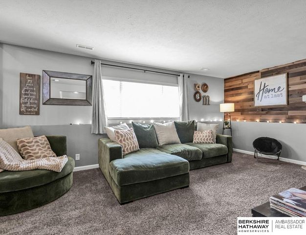 7510 N 143rd Avenue Circle, Omaha, NE 68142