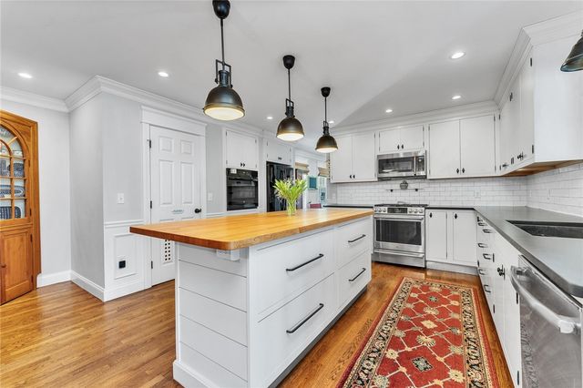 82 Princes Hill Avenue, Barrington, RI 02806