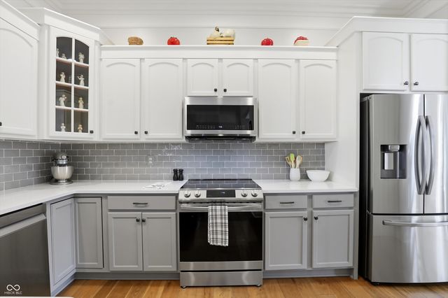 213 Manchester Drive, Zionsville, IN 46077