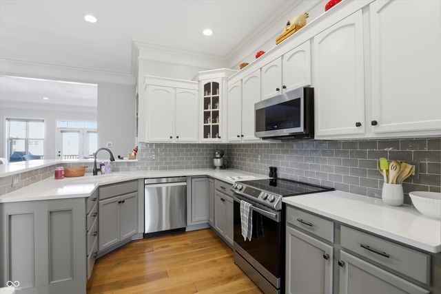 213 Manchester Drive, Zionsville, IN 46077