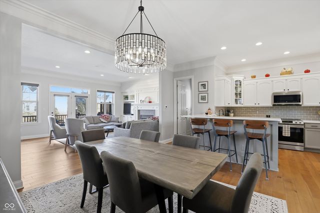 213 Manchester Drive, Zionsville, IN 46077