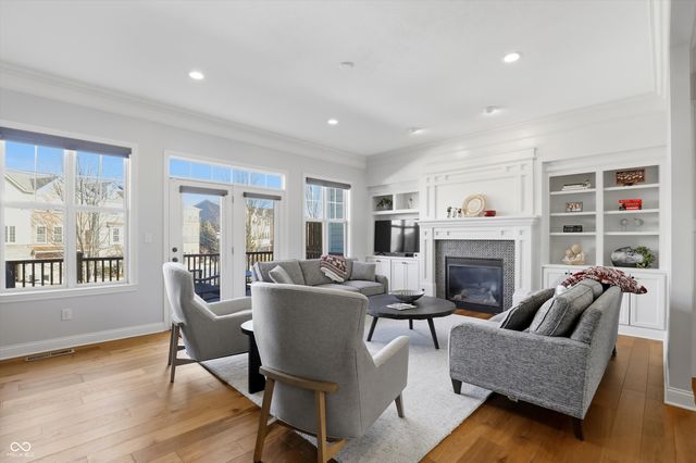 213 Manchester Drive, Zionsville, IN 46077