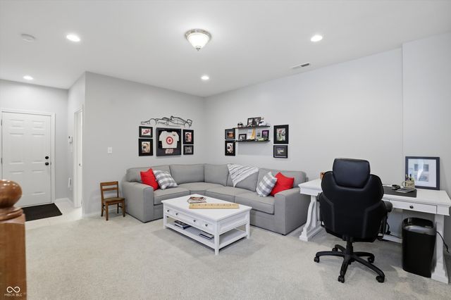 213 Manchester Drive, Zionsville, IN 46077