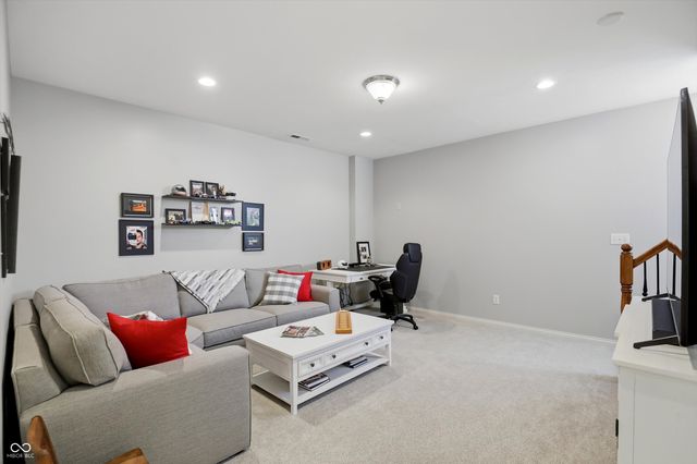 213 Manchester Drive, Zionsville, IN 46077