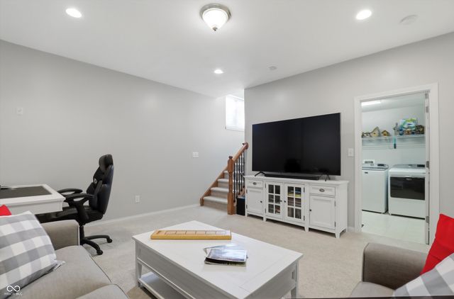 213 Manchester Drive, Zionsville, IN 46077