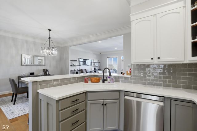 213 Manchester Drive, Zionsville, IN 46077