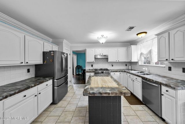 378 Sapphire Drive, Jackson, NJ 08527