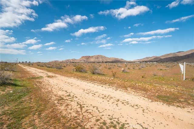 1 Las Piedras, Apple Valley, CA 92308