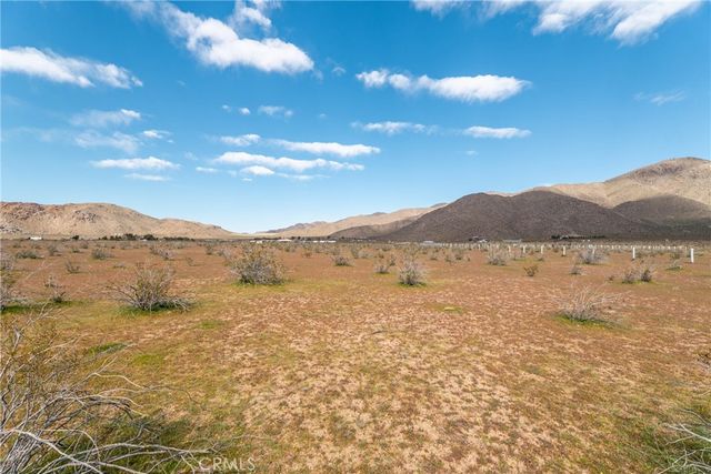 1 Las Piedras, Apple Valley, CA 92308