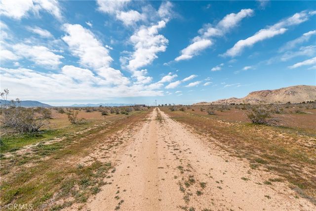 1 Las Piedras, Apple Valley, CA 92308