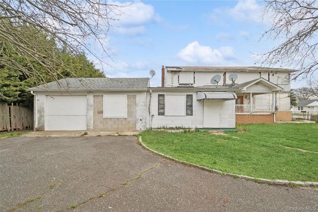 99 Wilson Avenue, Amity Harbor, NY 11701
