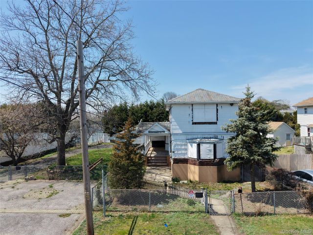 99 Wilson Avenue, Amity Harbor, NY 11701