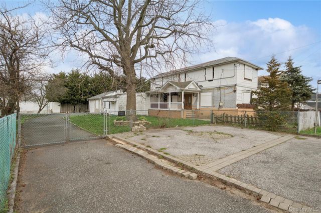 99 Wilson Avenue, Amity Harbor, NY 11701