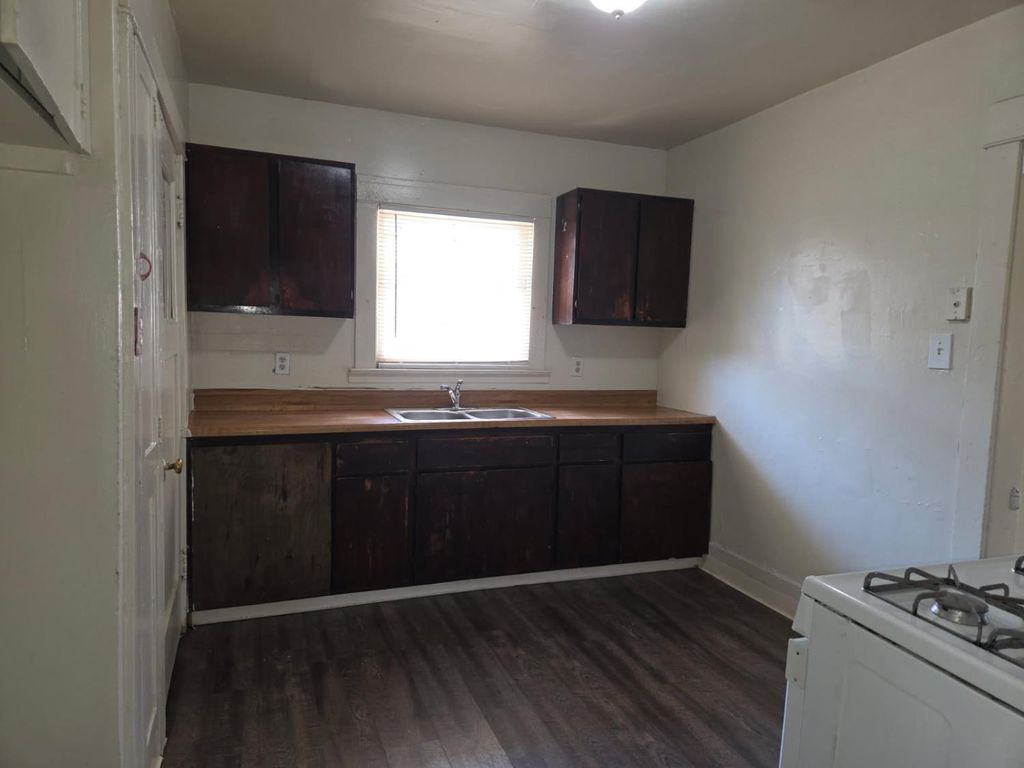 Image 3 of property listing at 1332 N Wilson, Fresno, CA 93728