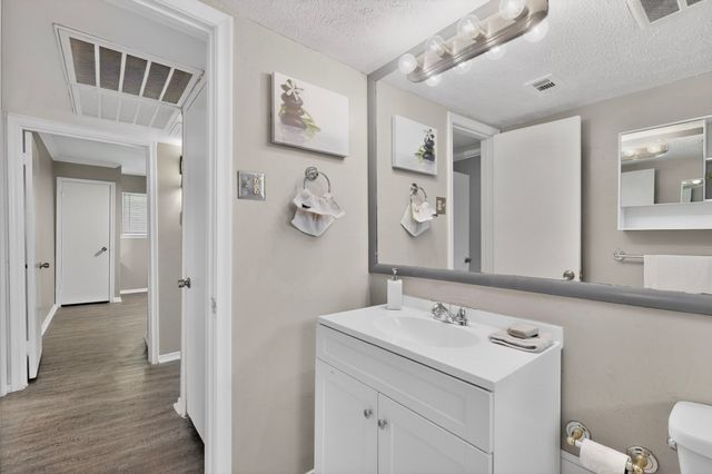 7812 Royal Lane 210, Dallas, TX 75230