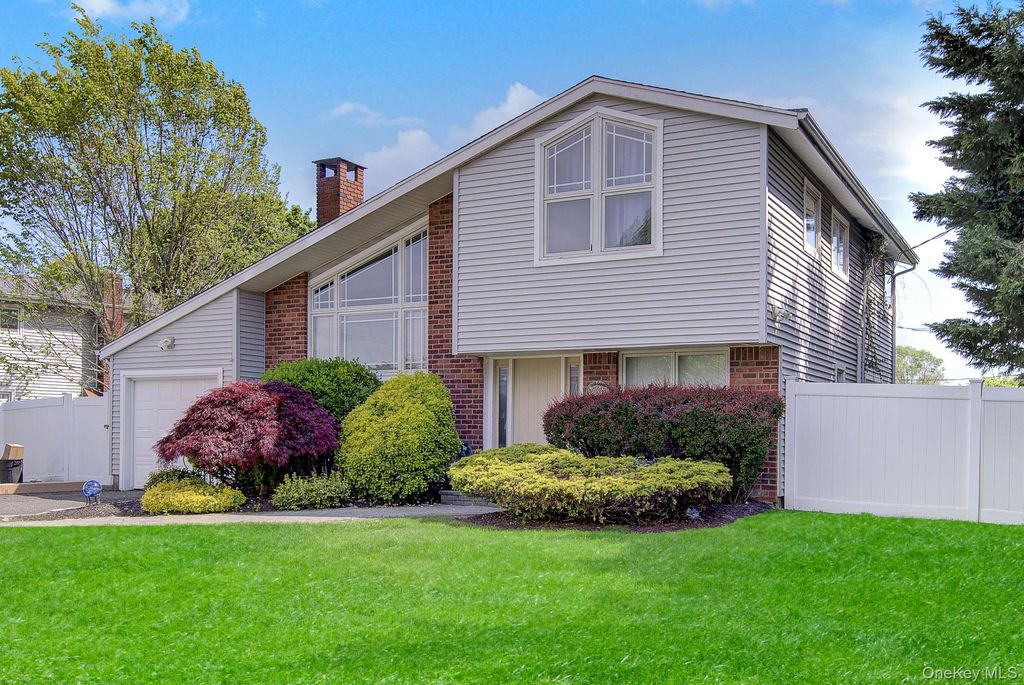 4 Seneca Drive, Commack, NY 11725