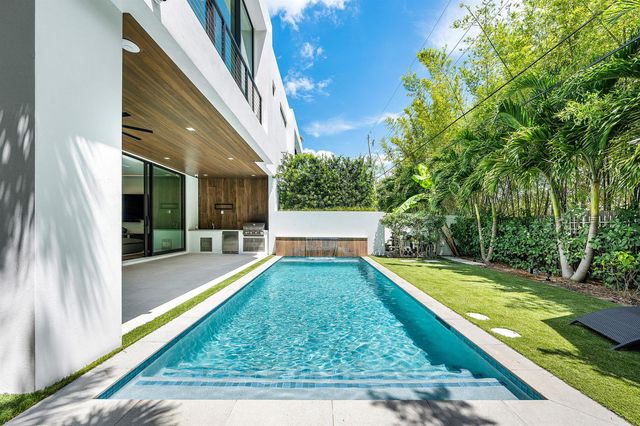 320 NE Wavecrest Way, Boca Raton, FL 33432