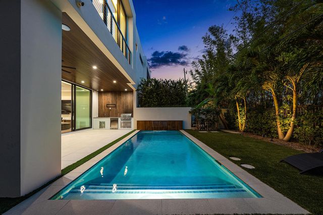 320 NE Wavecrest Way, Boca Raton, FL 33432