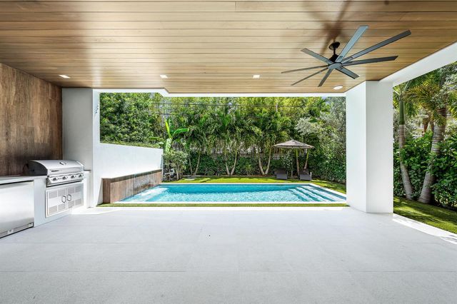 320 NE Wavecrest Way, Boca Raton, FL 33432