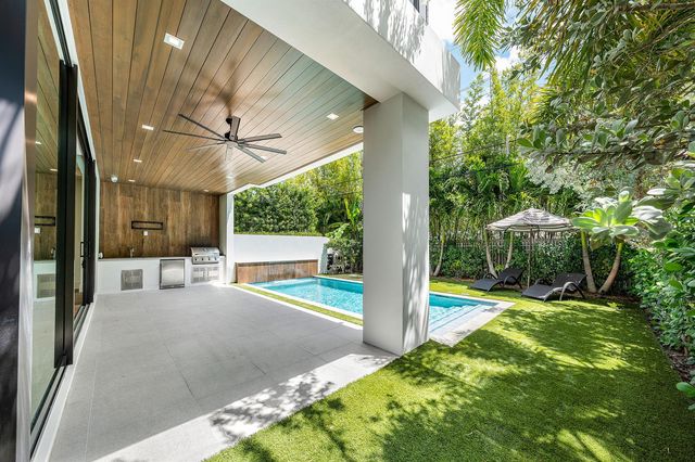 320 NE Wavecrest Way, Boca Raton, FL 33432