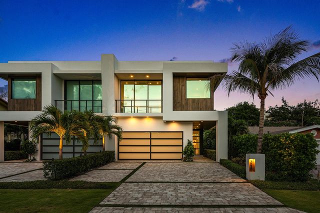 320 NE Wavecrest Way, Boca Raton, FL 33432