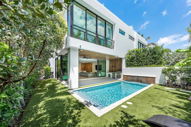320 NE Wavecrest Way, Boca Raton, FL 33432