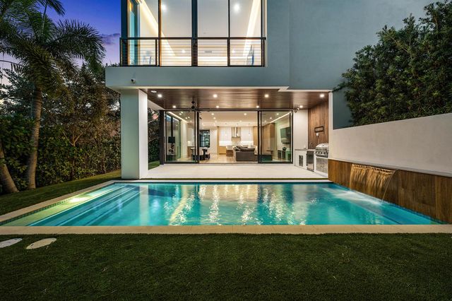 320 NE Wavecrest Way, Boca Raton, FL 33432