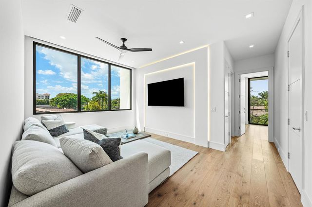 320 NE Wavecrest Way, Boca Raton, FL 33432