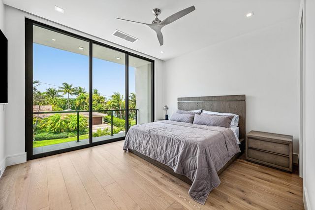 320 NE Wavecrest Way, Boca Raton, FL 33432