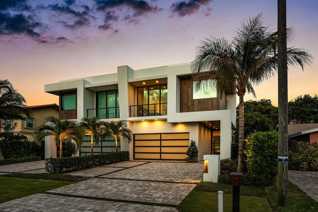 320 NE Wavecrest Way, Boca Raton, FL 33432