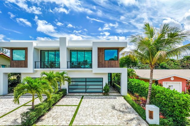 320 NE Wavecrest Way, Boca Raton, FL 33432