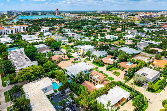 320 NE Wavecrest Way, Boca Raton, FL 33432