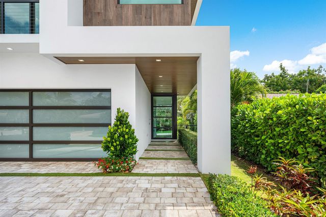 320 NE Wavecrest Way, Boca Raton, FL 33432