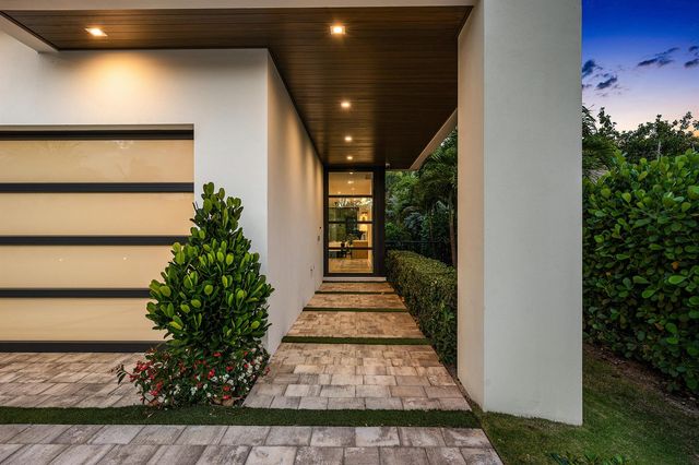 320 NE Wavecrest Way, Boca Raton, FL 33432