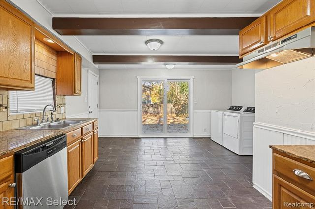 2429 Lincoln Manor Drive, Grand Blanc, MI 48507