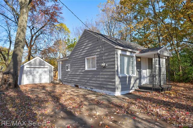 2429 Lincoln Manor Drive, Grand Blanc, MI 48507