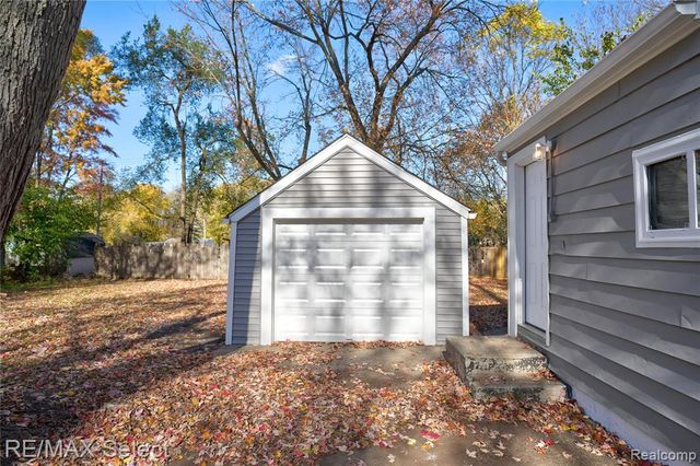 2429 Lincoln Manor Drive, Grand Blanc, MI 48507