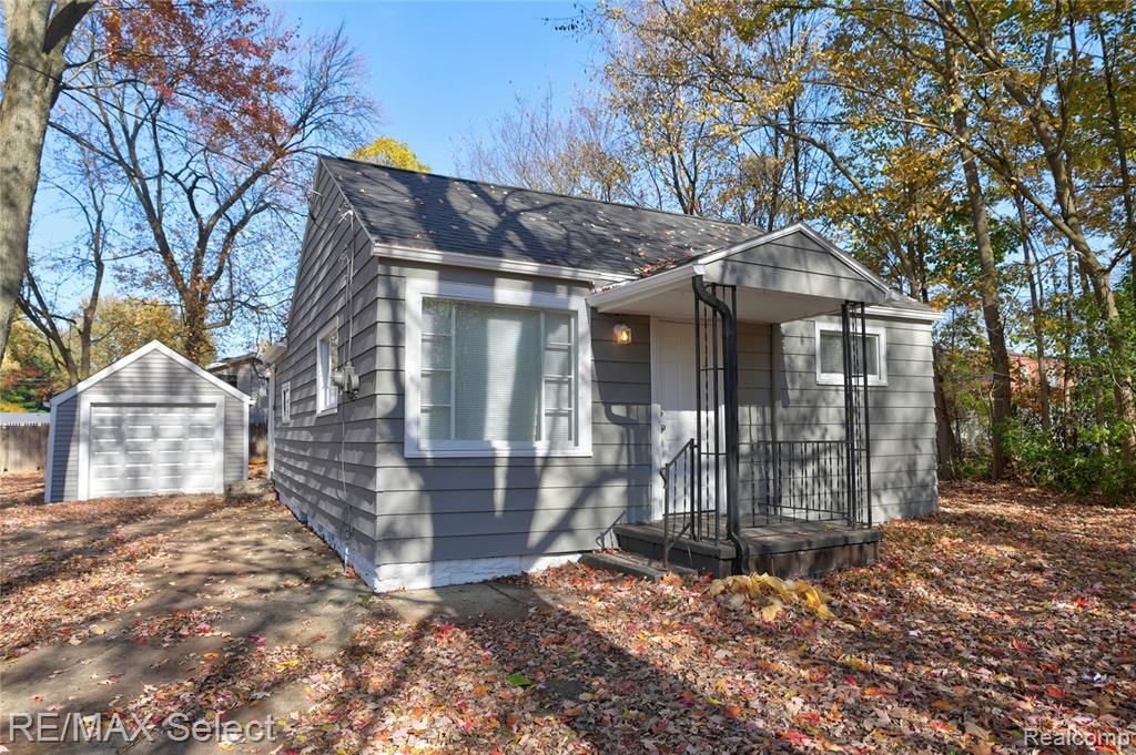 2429 Lincoln Manor Drive, Grand Blanc, MI 48507