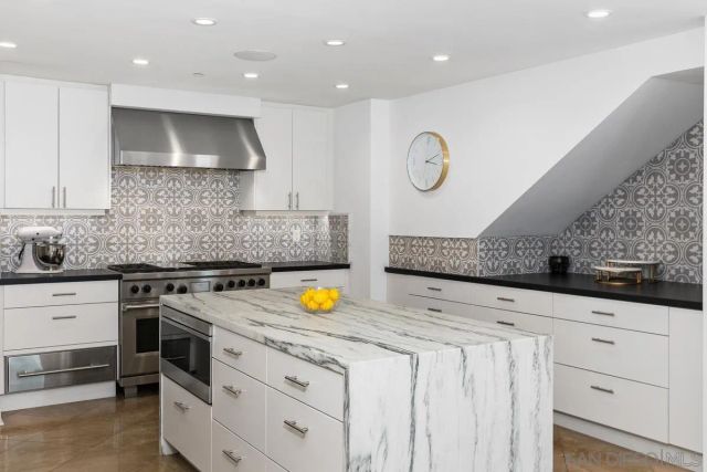 645 Front St 2004, San Diego, CA 92101